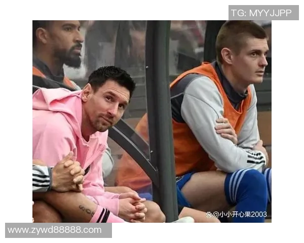 足球巨星失控风波揭秘：从场上争议到场外纷争，球员形象如何崩塌