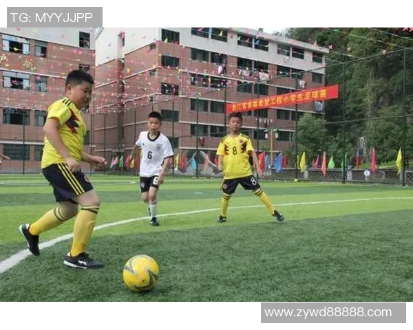 当足球场上的球童邂逅巨星那一刻温情与梦想的交汇 当足球场上的球童邂逅巨星那一刻温情与梦想的交汇